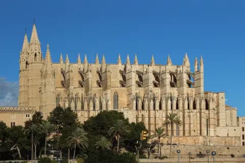 Katedra La Seu w Palma de Mallorca od strony zatoki