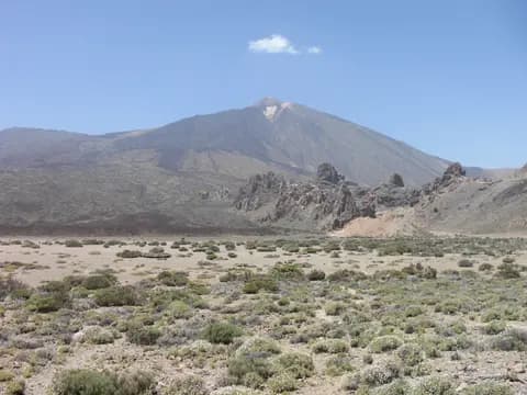 Wulkan Teide na Teneryfie widziany znad chmur