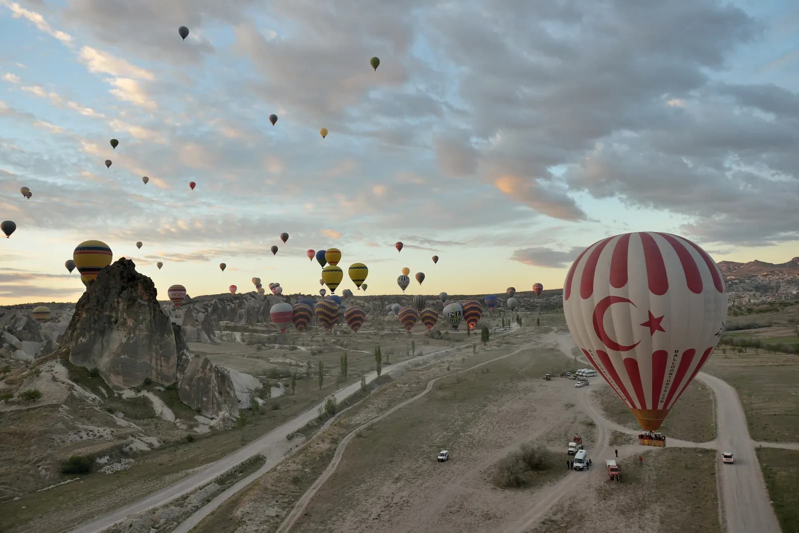 Balony nad dolinami Kapadocji o świcie