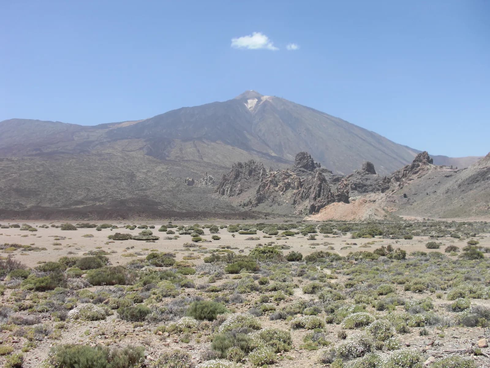 Wulkan Teide na Teneryfie widziany znad chmur